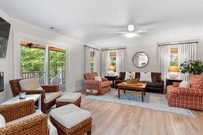 Smart TV, fireplace - Dog Friendly with 4 Master Suites, Dock, Fire Pit (Eatonton)