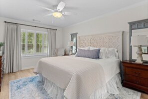 5 habitaciones, escritorio y tabla de planchar con plancha