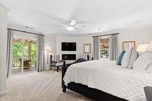 5 bedrooms, desk, iron/ironing board, travel cot - Dog Friendly with 4 Master Suites, Dock, Fire Pit (Eatonton)