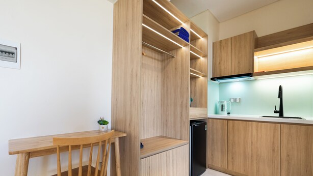 Una cocina moderna con armarios de madera, lavavajillas integrado y una barra.