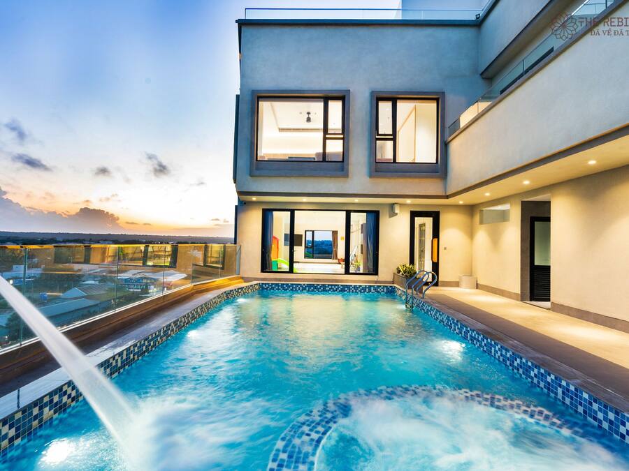 Een buitenzwembad, parasols voor strand/zwembad