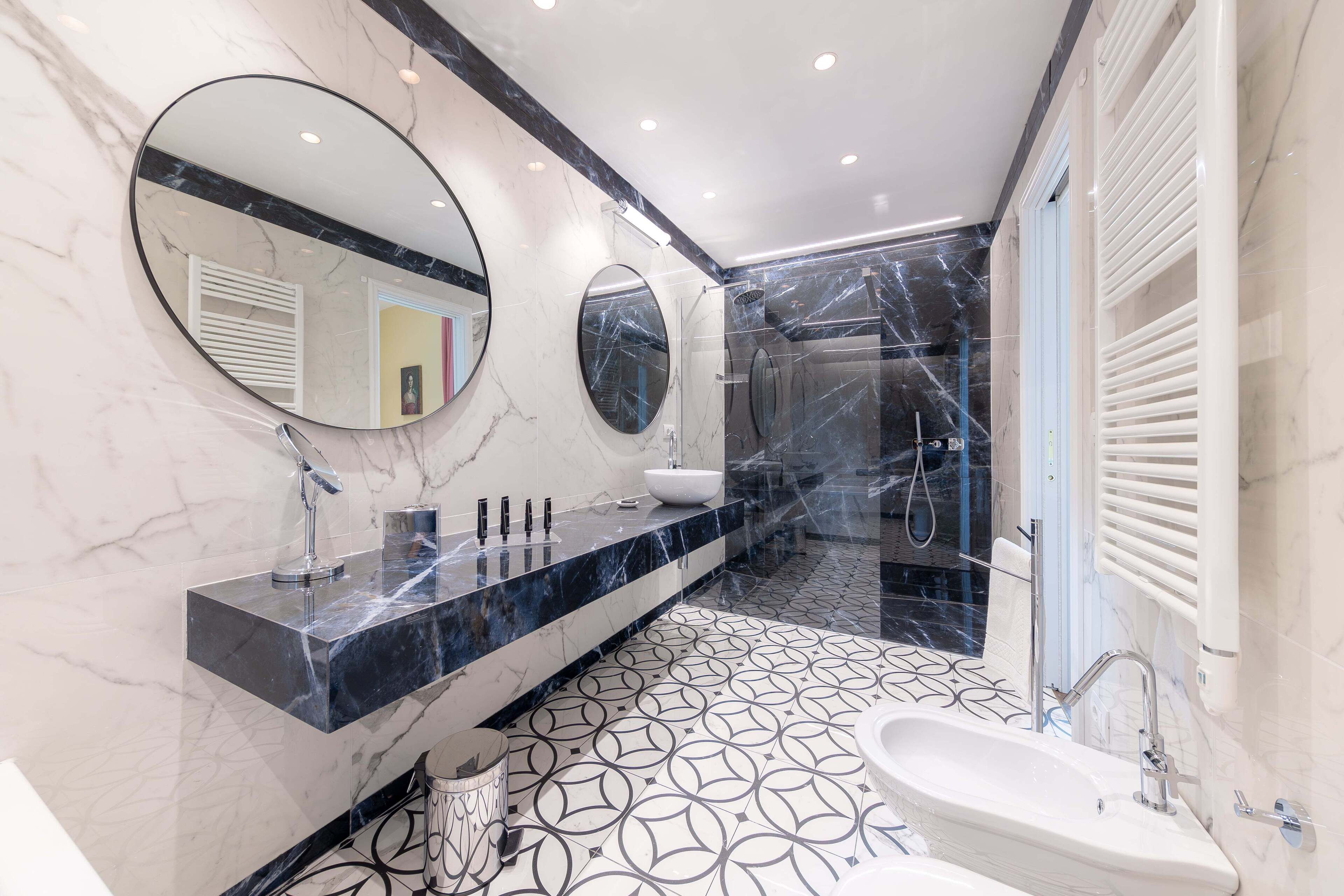 Deluxe-Apartment | Badezimmer | Regendusche, Haartrockner, Handtücher