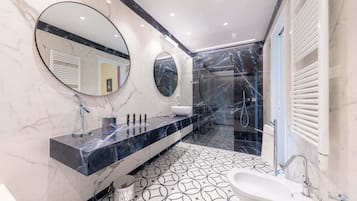 Deluxe-Apartment | Badezimmer | Regendusche, Haartrockner, Handtücher