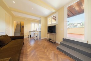 Romantic Apartment | Living area | 42-inch Smart TV with digital channels, streaming services - Algilà Luxury Torrigiani Apartments (Florence)