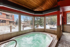 Indoor spa tub - 🌼 Magnolia Inspired 🏔️ Ski-In Condo 💎Designer👣 Steps to Main🤑 $0 Cleaning fee (Breckenridge)