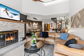 Smart TV, chimenea, libros y estéreo 