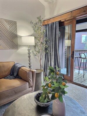 Televisión, chimenea, biblioteca musical y estéreo