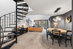 Interior - 🌼 Magnolia Inspired 🏔️ Ski-In Condo 💎Designer👣 Steps to Main🤑 $0 Cleaning fee (Breckenridge)