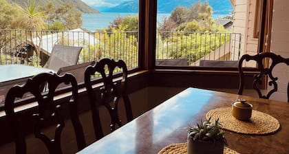 Sunny Kingston house, panoramic views, family stays
