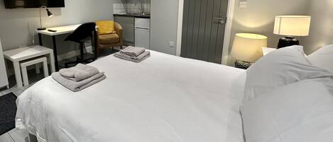 Departamento | 1 habitación, tabla de planchar con plancha, wifi gratis y ropa de cama