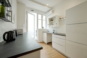 Fridge, microwave, stovetop, coffee/tea maker - City Apartment in Copenhagen with 1 bedrooms sleeps 4 (Copenhagen)