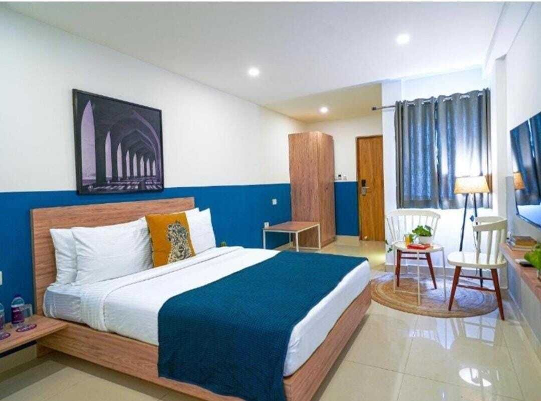 1 bedroom, desk, soundproofing, bed sheets