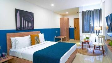 1 bedroom, desk, soundproofing, bed sheets