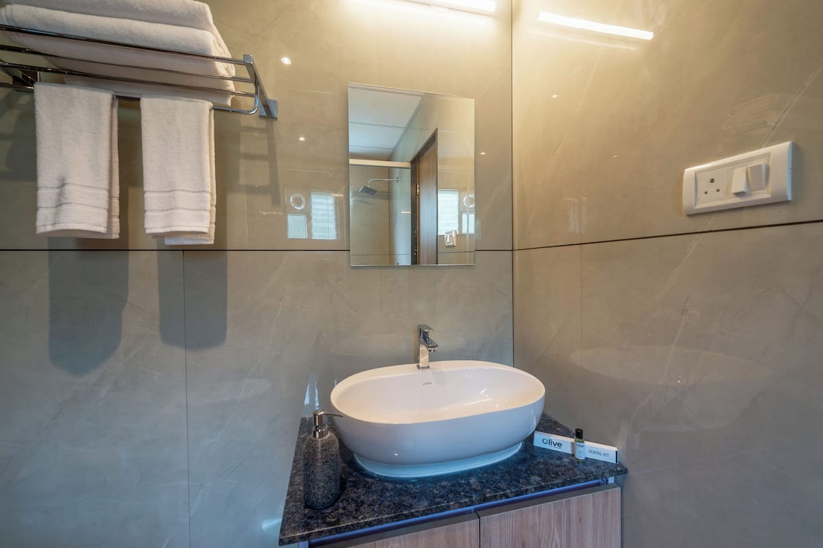 standard room | bathroom | shower, free toiletries, bidet, towels