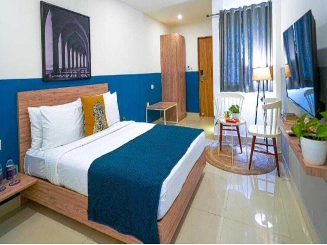 1 bedroom, desk, soundproofing, bed sheets