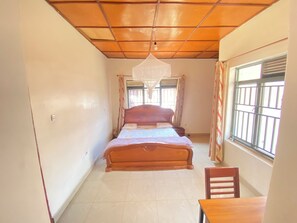 4 quartos, ferros/tábuas de passar roupa, Wi-Fi, roupa de cama