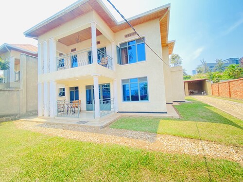 Beautiful 4bedrooms 3 bathrooms villa In Kimihurura 
