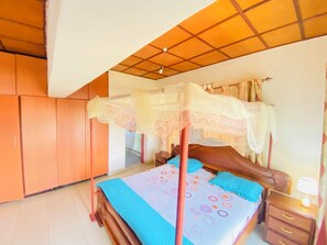 4 habitaciones, tabla de planchar con plancha, wifi y ropa de cama
