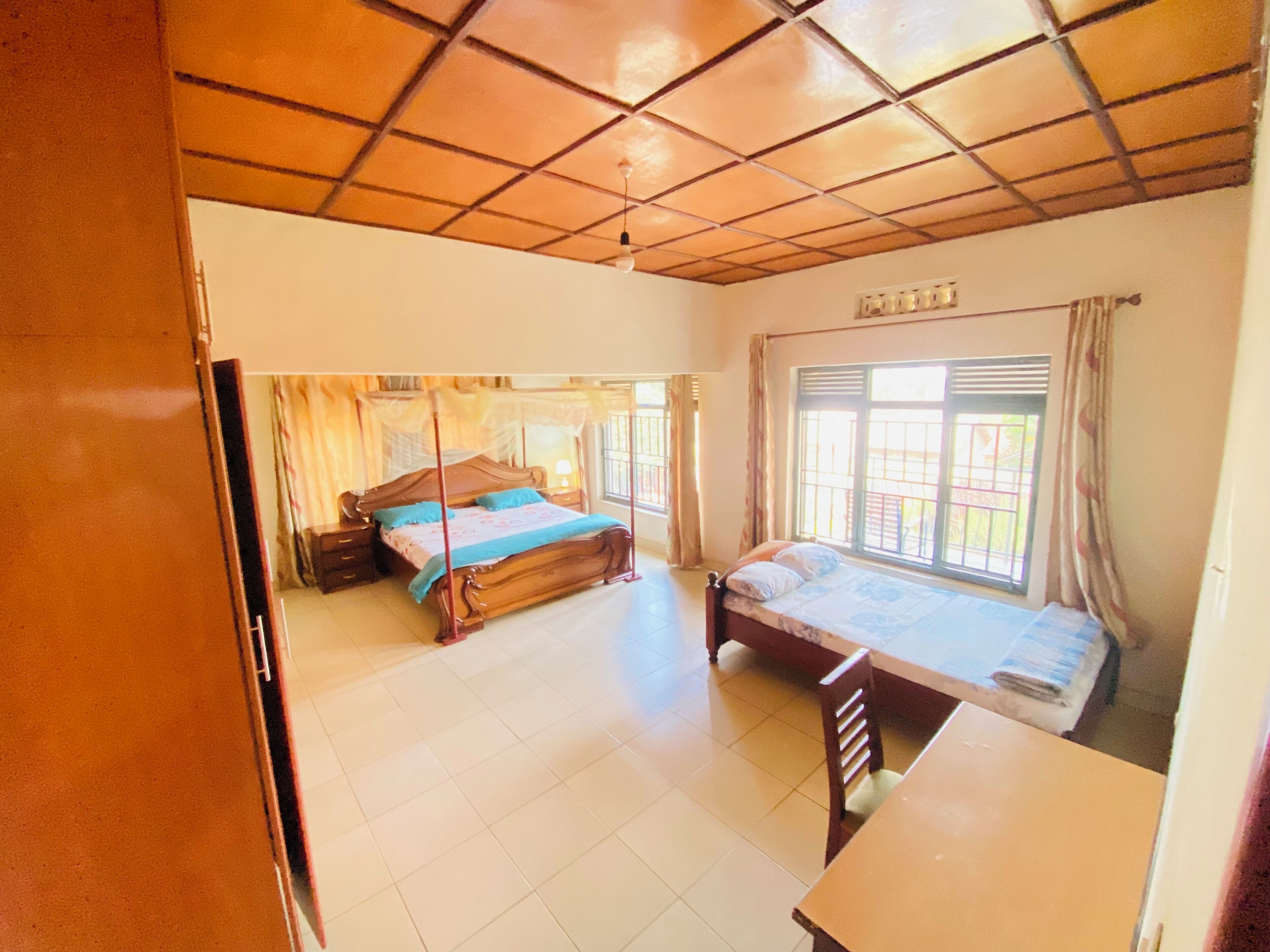 4 habitaciones, tabla de planchar con plancha, wifi y ropa de cama 