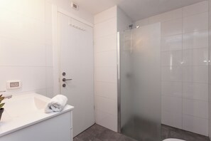 Deluxe-Apartment | Badezimmer | Haartrockner, Handtücher, Toilettenpapier