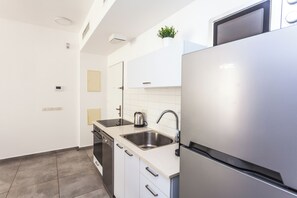 Apartamento luxo | Cozinha privada | Geladeira grande, micro-ondas, fogão, lava-louças