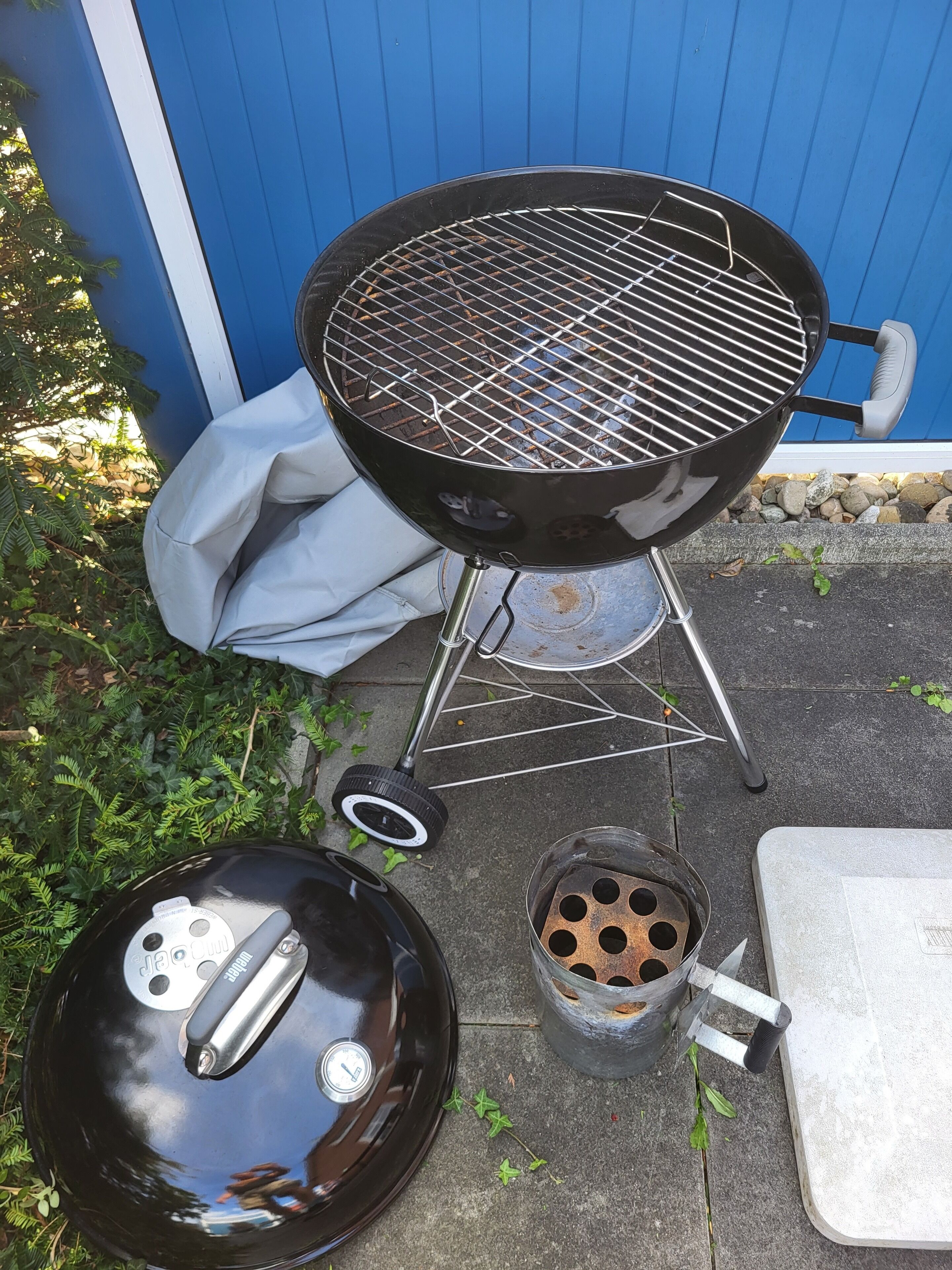 Un barbecue noir doté d’une grille en métal, d’un couvercle et d’un thermomètre.