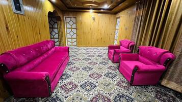 Deluxe Room | Living area