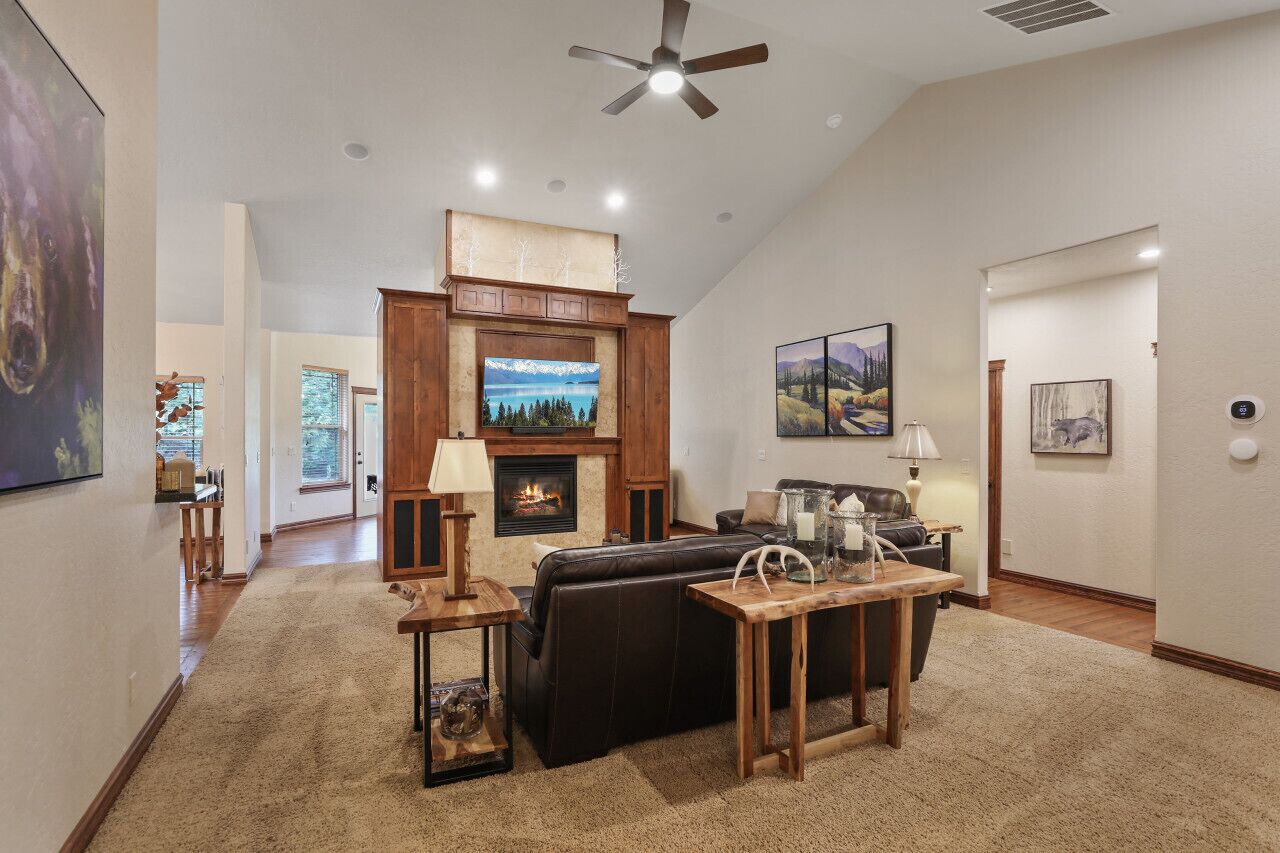 Älytelevisio, takka, stereot, työhuone