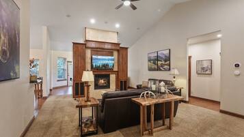 Älytelevisio, takka, stereot, työhuone