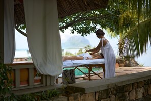 Spa - Waterfront room located in the Villa Harmonie on Ilot Fortier (Rivière Noire District)