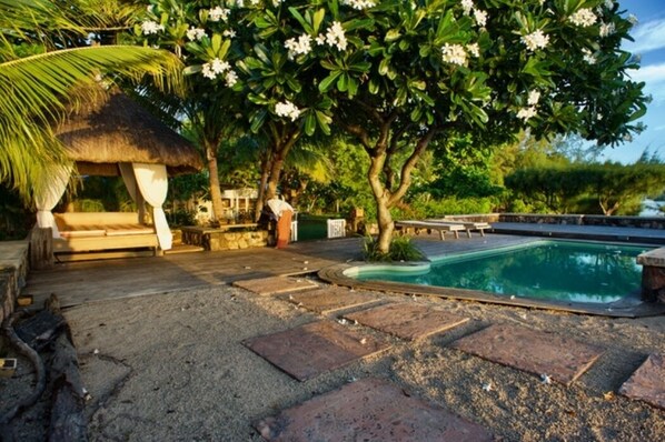 Property grounds - Waterfront room located in the Villa Harmonie on Ilot Fortier (Rivière Noire District)