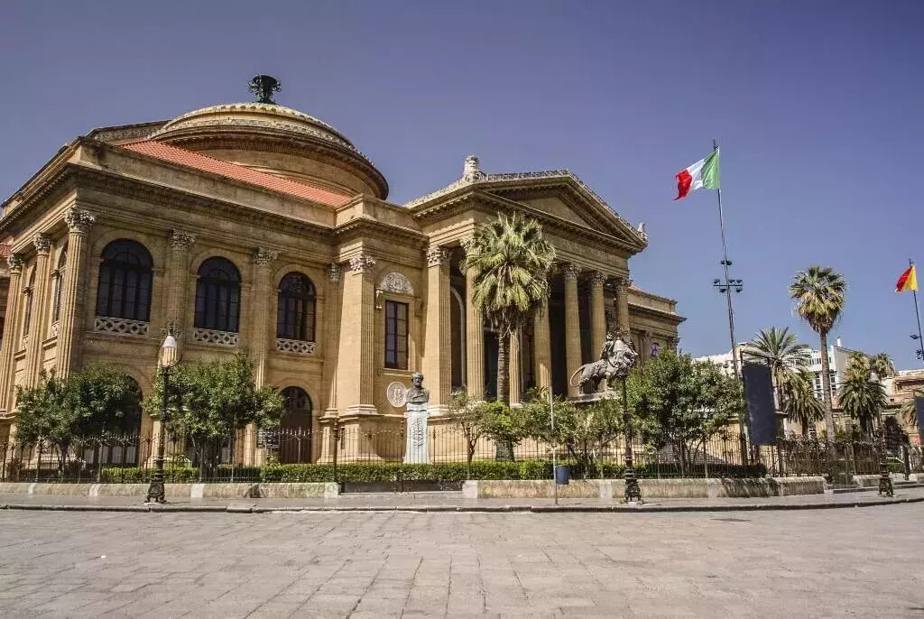 Ein historisches Gebäude mit klassischer Architektur, das Säulen, eine Kuppel und Statuen zeigt.