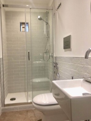Ilmaiset hygieniatuotteet, hiustenkuivaaja
