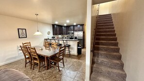 Dining - Moab Rim Views! I Pet Friendly I Garage I Pool & Hot Tub (Moab)