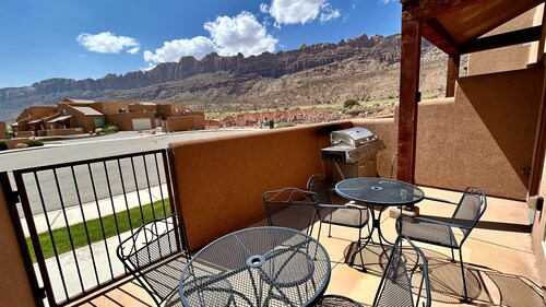 Moab Rim Views! I Pet Friendly I Garage I Pool & Hot Tub