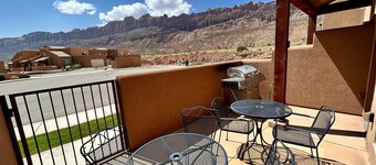 Moab Rim Views! I Pet Friendly I Garage I Pool & Hot Tub