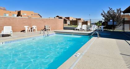 Moab Rim Views! I Pet Friendly I Garage I Pool & Hot Tub