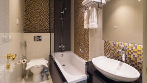 Hair dryer, towels, soap, shampoo - Damac Upper Crest / Studio / Downtown / Blueoceanholidayhomes (Dubai)