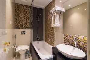 Bathroom - Damac Upper Crest / Studio / Downtown / Blueoceanholidayhomes (Dubai)