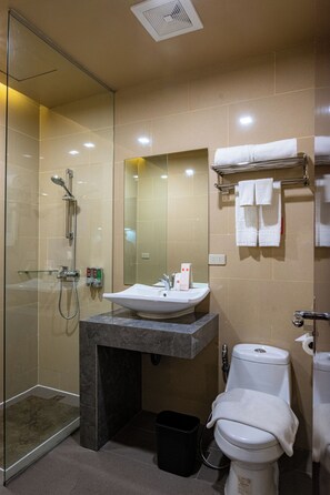Shower, free toiletries, hair dryer, slippers - Kojo Hotels Cebu -Mandaue (Mandaue)