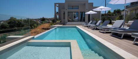 屋外プール、プール パラソル、サンラウンジャー