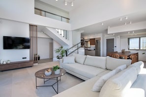 Villa Deluxe - privat pool - havsutsikt | Vardagsrum | 55-tums smart-tv med satellitkanaler, Netflix och streamingtjänster