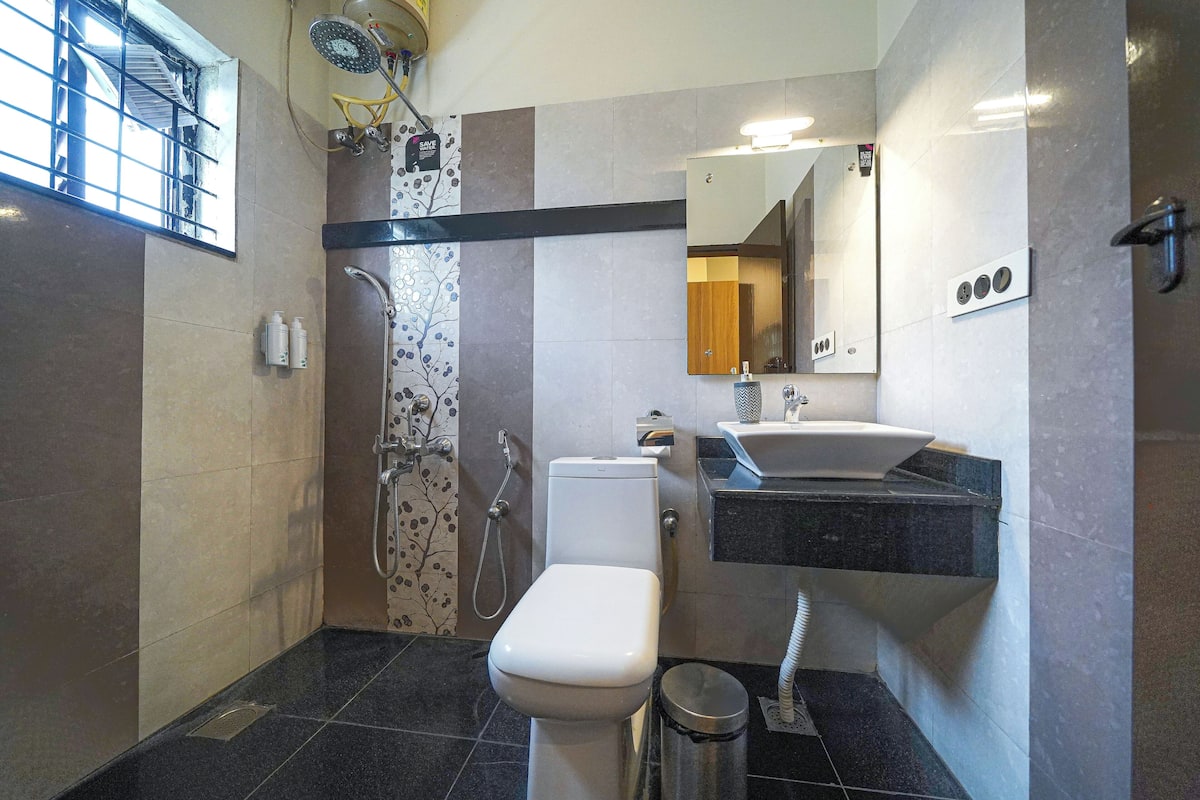standard room | bathroom | shower, free toiletries, towels, soap