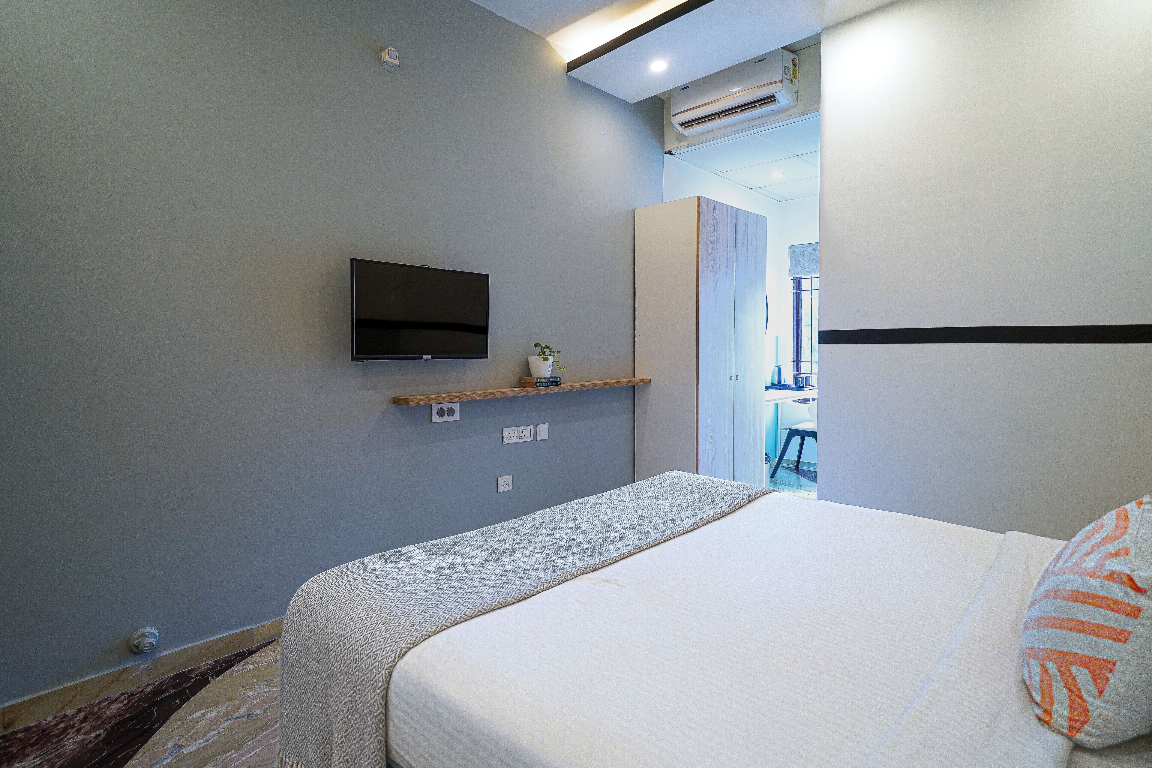 1 bedroom, desk, free wifi, bed sheets