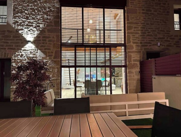Outdoor dining