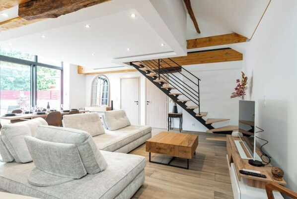 Smart TV, books, stereo, printers