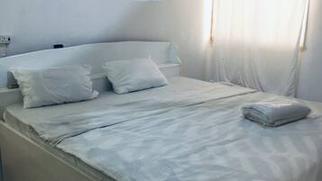 Design Double Room | Hypo-allergenic bedding available, WiFi (free), bed sheets