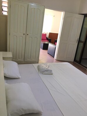 Comfort Bungalow, 1 King Bed | Hypo-allergenic bedding, free WiFi, bed sheets - Tahiti Hotel (Cotonou)
