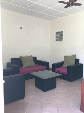 Comfort Bungalow, 1 King Bed | Living area | 14-inch flat-screen TV with satellite channels, first-run movies - Tahiti Hotel (Cotonou)