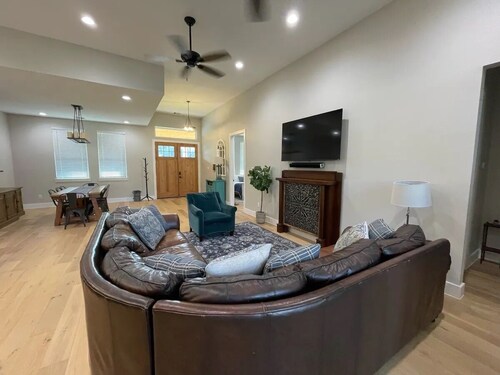 Four Bedroom Downtown Tomball Cottage
